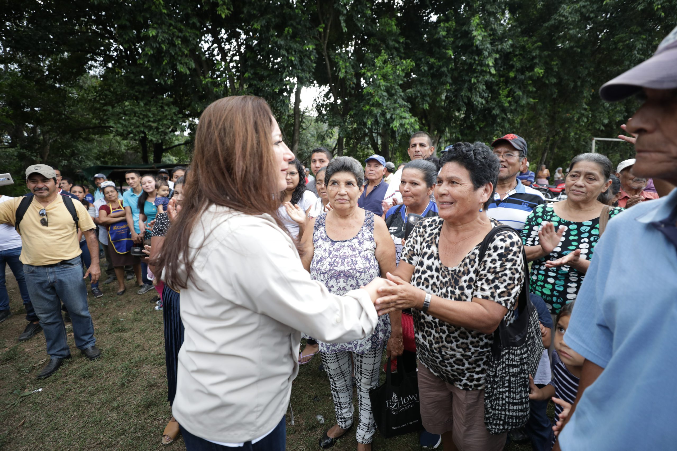Ministra Michelle Sol visita comunidades de Santa Ana